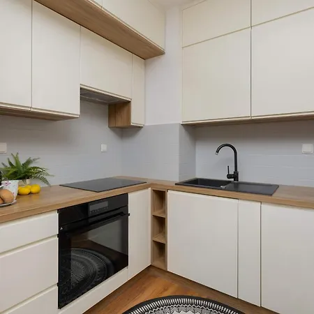 Bemowo Air-conditioned With Balcony By Renters Daire Varşova